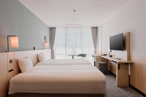 [Deluxe Twin Room] Non-smoking 30sqm | Premium bedding, down comforters, desk, laptop workspace