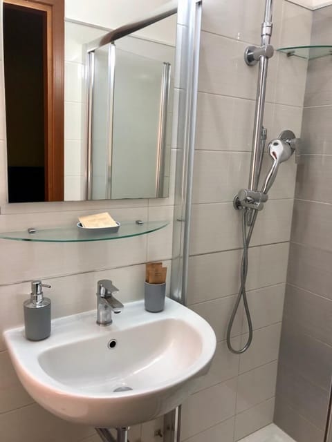 Comfort Double or Twin Room | Bathroom | Shower, free toiletries, hair dryer, bidet