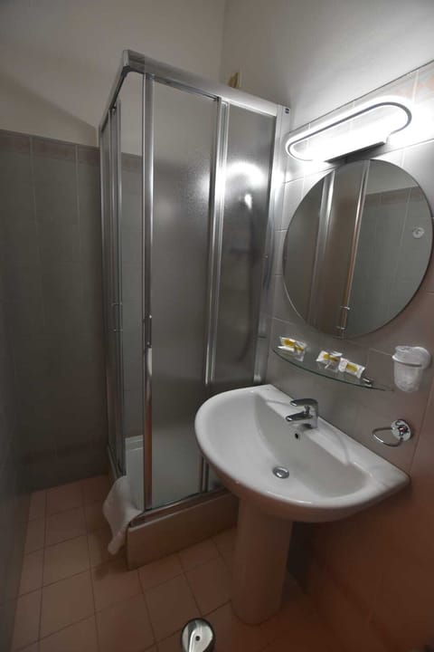 Comfort Double or Twin Room | Bathroom | Shower, free toiletries, hair dryer, bidet