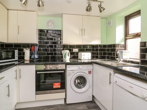 Cottage | Private kitchen | Fridge, cookware/dishes/utensils