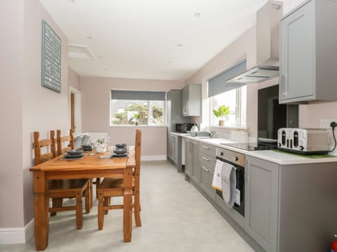 Cottage | Private kitchen | Fridge, electric kettle, toaster, cookware/dishes/utensils