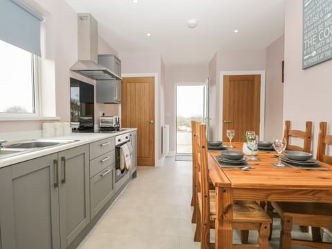 Cottage | Private kitchen | Fridge, electric kettle, toaster, cookware/dishes/utensils