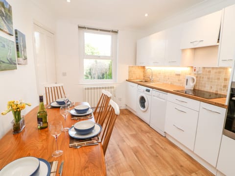 Cottage | Private kitchen | Fridge, dishwasher, electric kettle, toaster