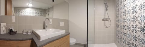 Deep soaking tub, hair dryer, towels