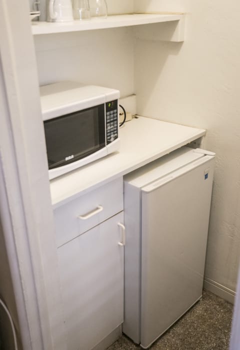 Deluxe Room, 1 King Bed | Microwave