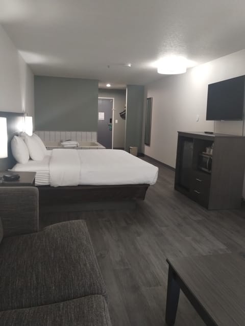 Room, 1 King Bed with Sofa bed, Non Smoking, Jetted Tub | Premium bedding, down comforters, individually decorated