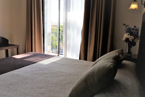 Double Room, Balcony | Minibar, in-room safe, desk, soundproofing