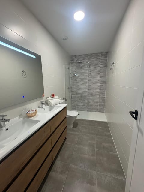 Standard Apartment | Bathroom | Combined shower/tub, rainfall showerhead, free toiletries, towels