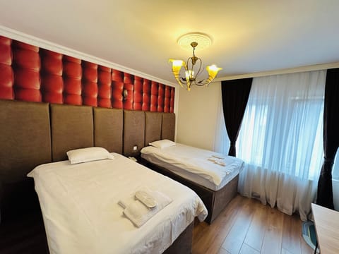 Standard Twin Room, 2 Twin Beds, Non Smoking | 1 bedroom, minibar, in-room safe, desk