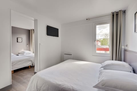 Quadruple Room | Premium bedding, desk, soundproofing, free WiFi