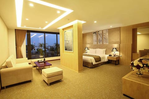 Executive Room, 1 King Bed | Minibar, in-room safe, desk, blackout drapes