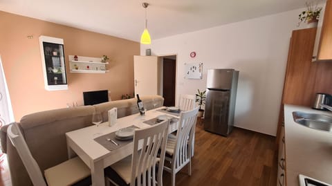 Apartment (A1) | Private kitchen | Fridge, microwave, oven, stovetop