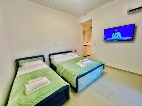 Desk, soundproofing, free WiFi, bed sheets