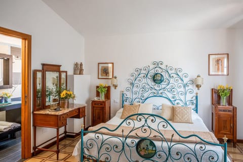 Minibar, desk, laptop workspace, free WiFi