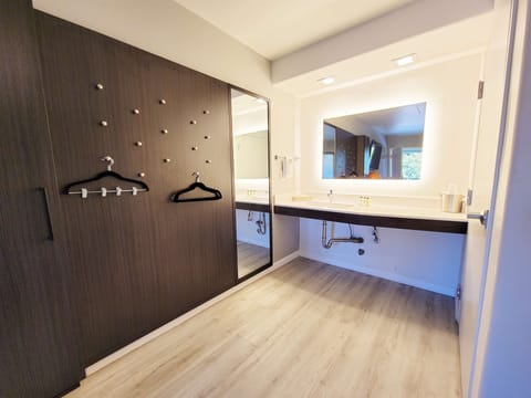 Combined shower/tub, rainfall showerhead, free toiletries, hair dryer