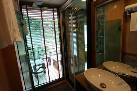 Classic Double Room | Bathroom | Shower, rainfall showerhead, designer toiletries, hair dryer