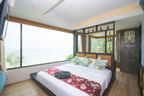 Executive Suite, Sea View | Premium bedding, minibar, in-room safe, desk