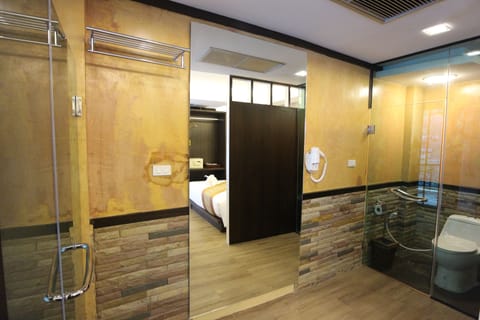 Deluxe Family Studio | Bathroom | Shower, rainfall showerhead, designer toiletries, hair dryer