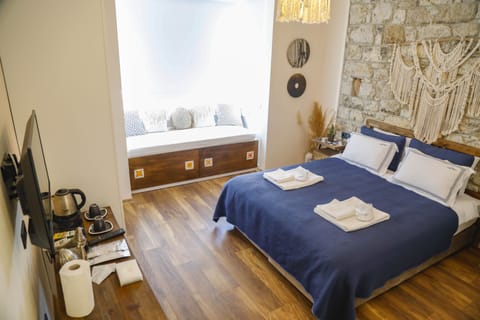 Traditional Studio Suite, 1 Double Bed, Non Smoking, City View | Egyptian cotton sheets, premium bedding, Tempur-Pedic beds, minibar