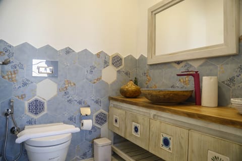 Deluxe Room, 1 Double Bed, Smoking, Balcony | Bathroom | Shower, rainfall showerhead, designer toiletries, hair dryer