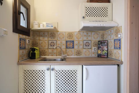 Executive Studio Suite | Private kitchenette | Highchair