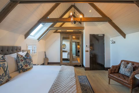 Kuyperhuis Deluxe King Bed Non-Smoking | Premium bedding, minibar, in-room safe, desk