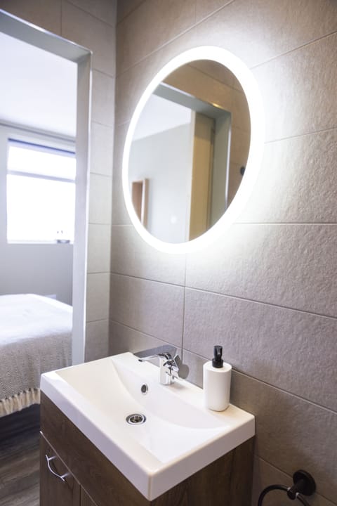 Executive Triple Room | Bathroom | Shower, free toiletries, hair dryer, slippers