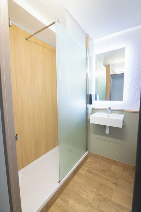 Standard Room, 1 Double Bed | Bathroom | Shower, eco-friendly toiletries, hair dryer