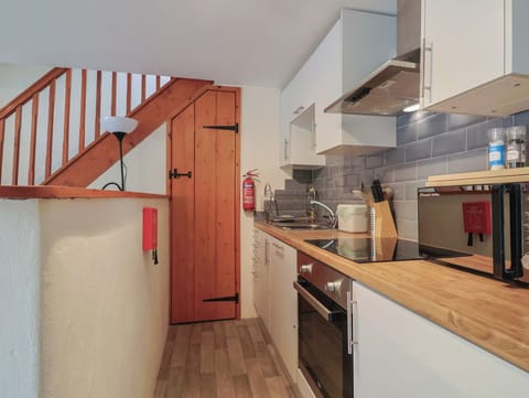 Cottage | Private kitchen | Fridge, electric kettle, toaster, cookware/dishes/utensils