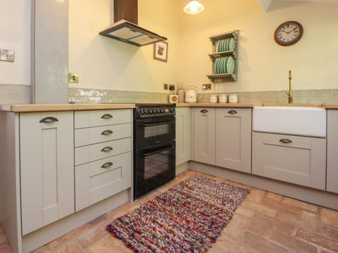 Cottage | Private kitchen | Fridge, dishwasher, electric kettle, toaster