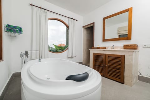 Grand Paddy View Pool Villa | Bathroom | Free toiletries, hair dryer, bathrobes, towels