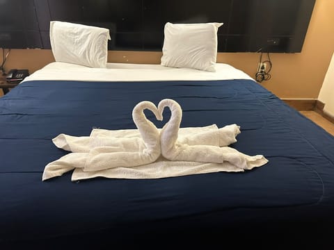 Standard Room, 1 King Bed (Tile) | Premium bedding, down comforters, individually decorated