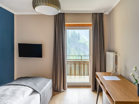 Single Room | Desk, laptop workspace, free WiFi, bed sheets