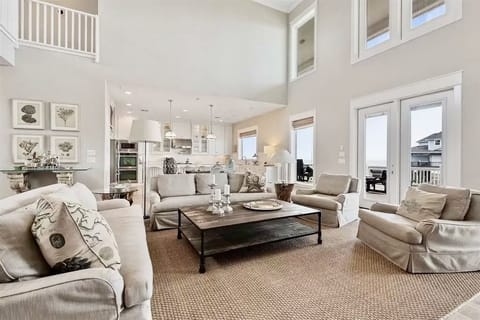 House, 6 Bedrooms | Living room | Smart TV, streaming services