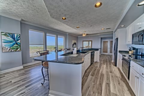 Condo, 3 Bedrooms | Private kitchen | Fridge, oven, coffee/tea maker, toaster