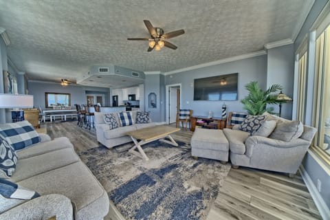 Condo, 3 Bedrooms | Living area