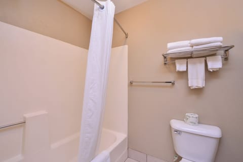 Combined shower/tub, hydromassage showerhead, free toiletries