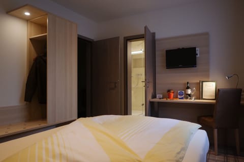 Comfort Single Room | 1 bedroom, desk, laptop workspace, blackout drapes