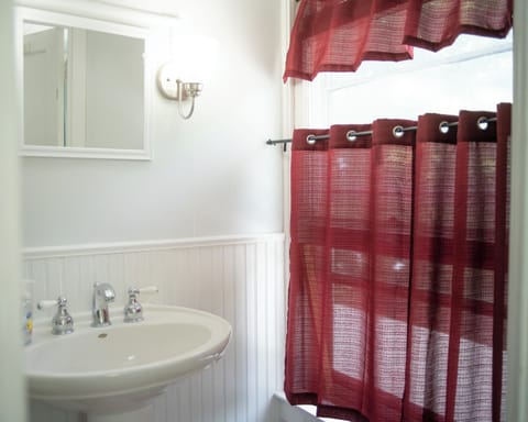 Junior Suite, Multiple Beds, Non Smoking, Courtyard Area | Bathroom | Shower, free toiletries, hair dryer, soap