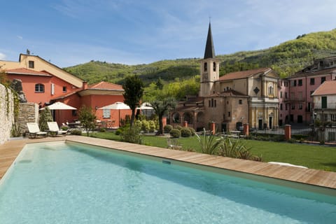 Outdoor pool, pool umbrellas, sun loungers