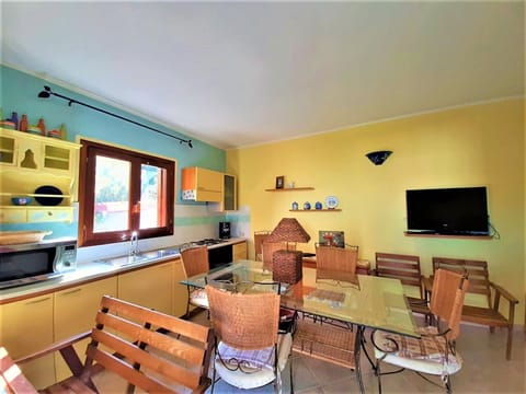 Apartment, 2 Bedrooms | Dining room