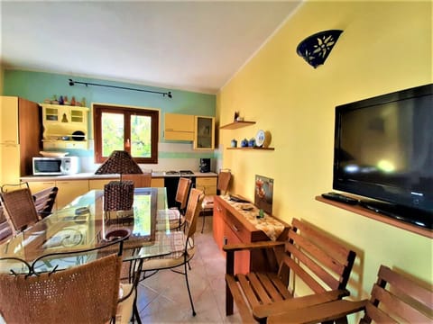 Apartment, 2 Bedrooms | Private kitchen | Fridge, microwave, oven, stovetop