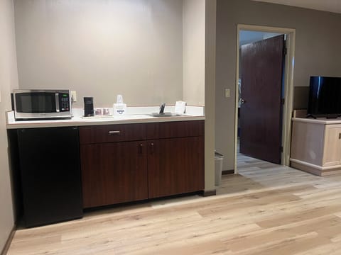 Studio Suite, 1 King Bed, Non Smoking | Desk, iron/ironing board, rollaway beds, free WiFi