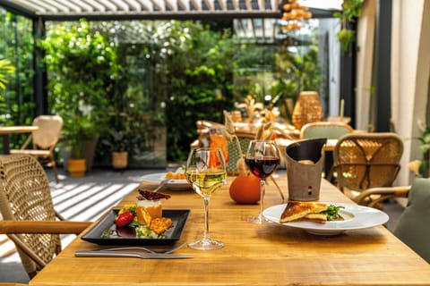 Breakfast, lunch, dinner served; Regional cuisine 