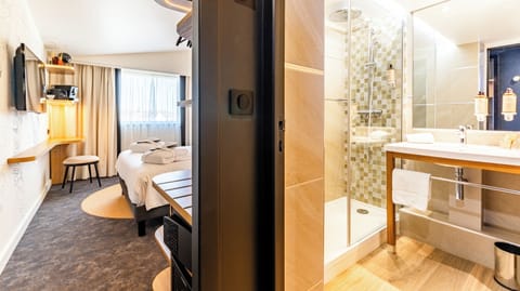 Privilege, Superior Room, 1 Double Bed | In-room safe, desk, blackout drapes, soundproofing