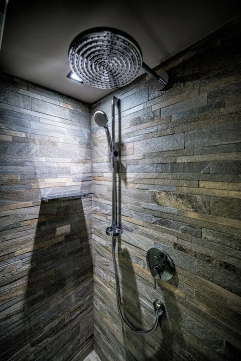 Executive Double Room | Bathroom | Free toiletries, hair dryer, slippers, towels