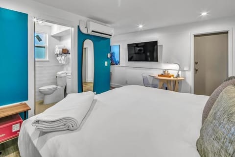 Standard Room, 1 King Bed | Premium bedding, memory foam beds, in-room safe, individually decorated