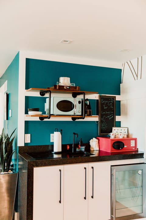 Studio Suite 2 Queens | Private kitchen | Fridge, microwave, stovetop, coffee/tea maker