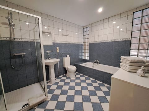 Family Suite, Ensuite, Garden View | Bathroom