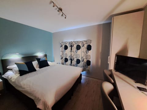 Classic Double Room, Ensuite, Courtyard View